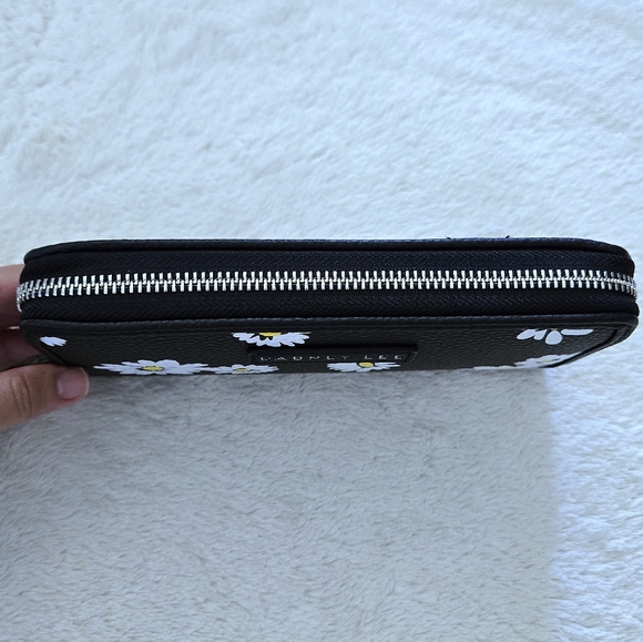 ✨️HP✨️ Dabney Lee Black🖤 Wallet with Daisies🌼 - NWT - Picture 5 of 16